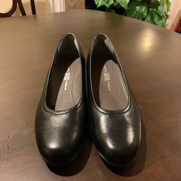 BLACK HEELS - Picture 2 of 6